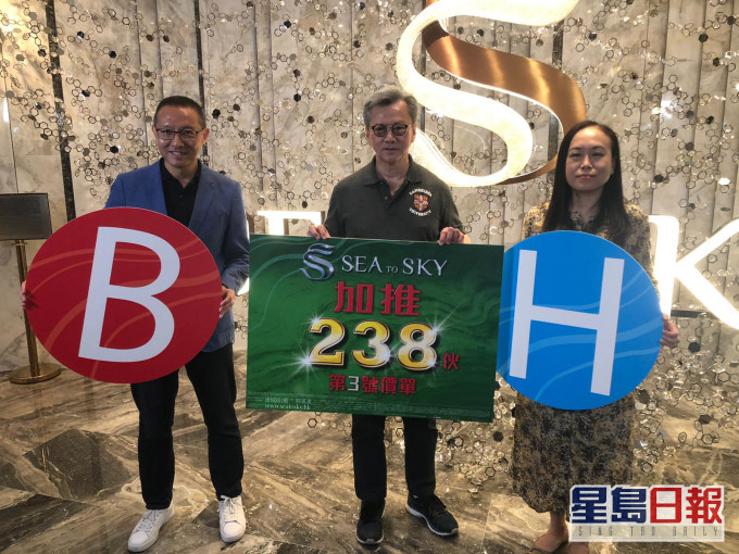 长实赵国雄(中)称,SEA TO SKY最快周末作次轮开售。左为郭子威、右为杨桂玲