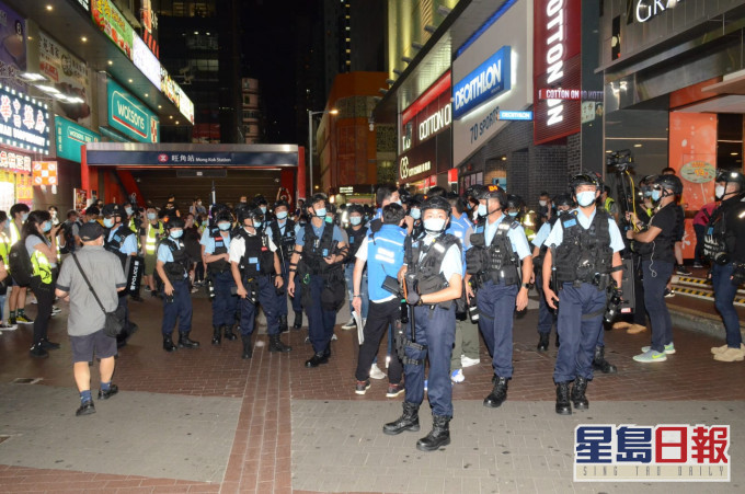 警員聚集旺角地鐵站外。
