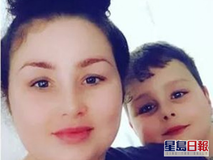 威莉斯与儿子麦克里奇。fb