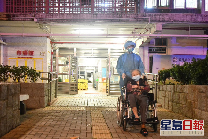 啟業邨啟業護理安老院陸續有院友撤離。