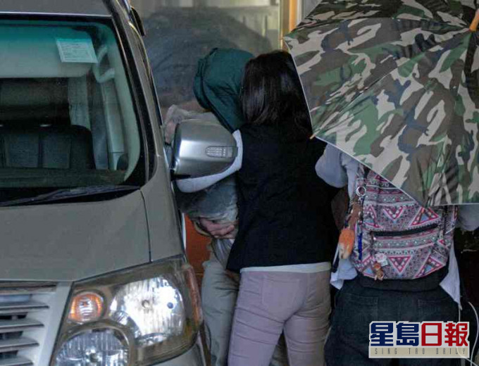 任浚铭(绿衣掩头者)。资料图片