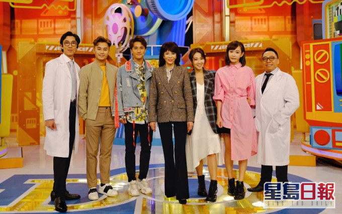 大合照时黄庭锋企正Do姐隔离。
