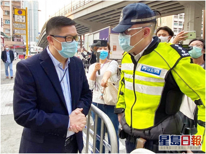 鄧炳強(左)表示警方正研究使用各種低殺傷力武器。「香港警察」fb資料圖片