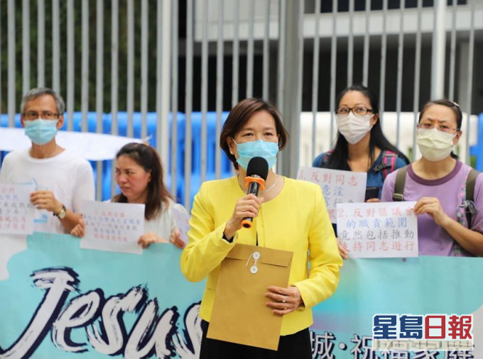 梁美芬接收「爱家工程」请愿信。梁美芬FB图片