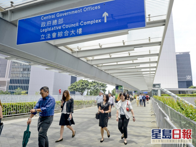 多個政府部門宣布明日起恢復服務。資料圖片