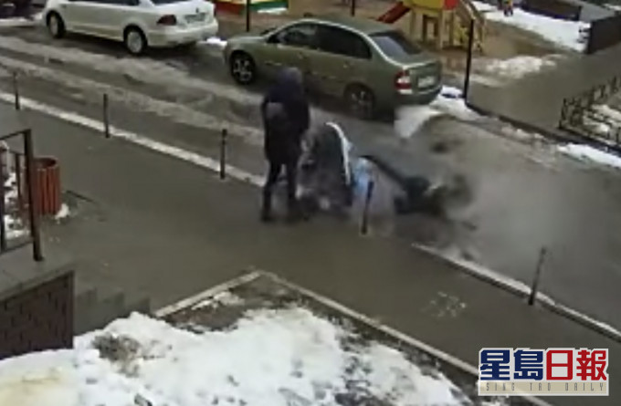 男子堕楼砸中婴儿车。影片截图