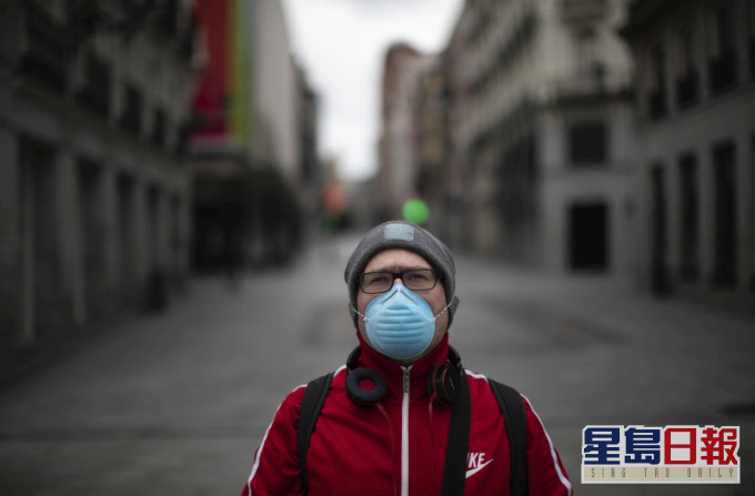 西班牙新增確診4978宗呈反彈,衛生部指因檢測能力提高。一名戴著口罩的男子為新冠肺炎受害者沉默了一分鐘。AP圖