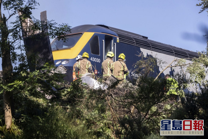 蘇格蘭載客列車出軌 致三死六傷。AP圖片