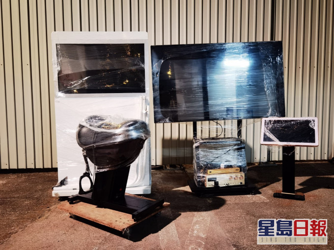 檢獲一副卡啦OK音響設備及一部遊機。