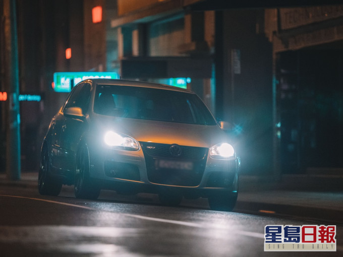 高峰常於與朋友經過行人路時,一架音響聲量很大的汽車駛過。Unsplash示意圖