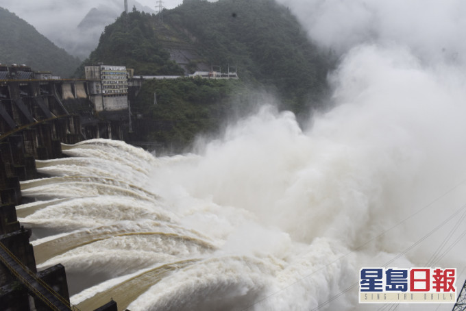湖南鳳灘水庫泄洪。(新華社圖片)