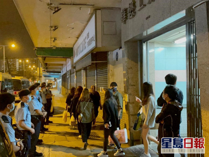 警方於黃大仙新蒲崗彩虹一個工廈單位,搗破一間違規經營的派對房間。警方圖片