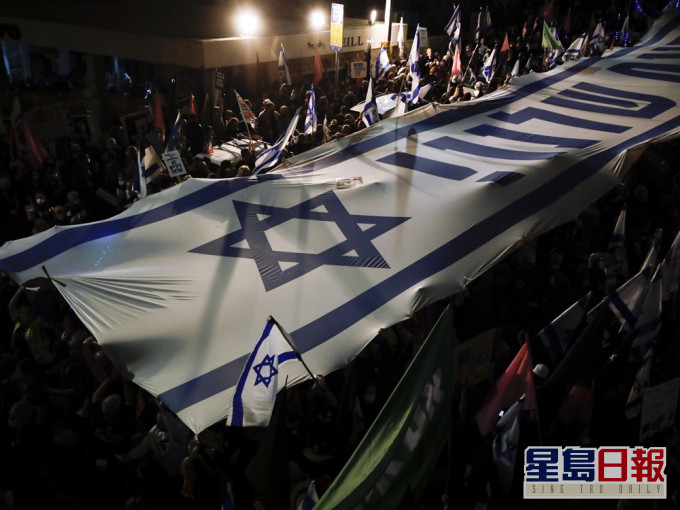 數以萬計民眾於大選前夕在總理內塔尼亞胡位於耶路撒冷的官邸外示威。AP圖片