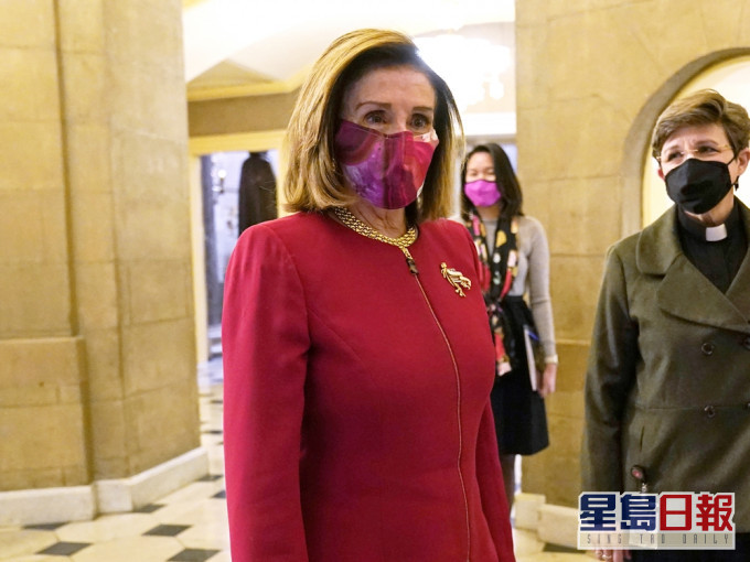 一名女子涉嫌闖進眾議院女議長佩洛西的辦公室及偷走她的一部手提電腦。AP圖片