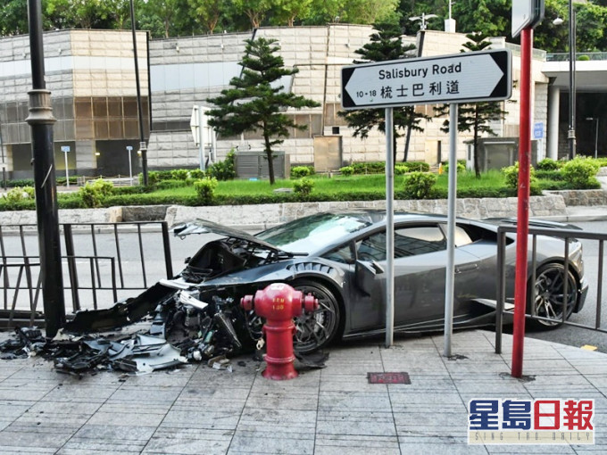 跑車在意外中車頭嚴重撞毀。