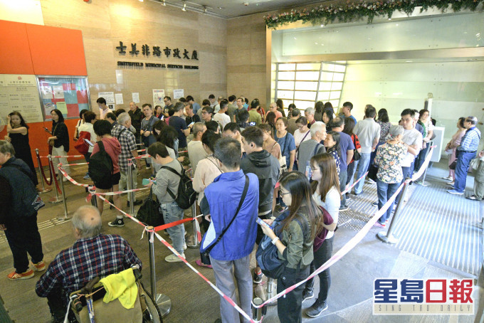 選管會沿用去年區選安排,投票站主任會盡量安排長者及孕婦在投票站內坐下輪候領取選票。資料圖片