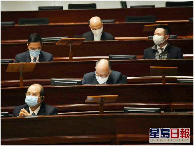 張建宗(左下)率領多名官員出席會議。