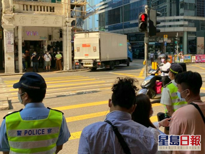 警方於港島區打擊行人違例過路。
