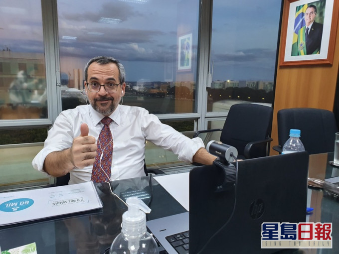 巴西教育部長溫特勞布斥華借疫情牟利 。Abraham Weintraub Twitter