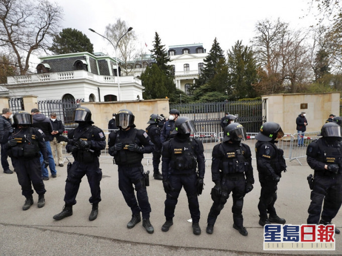 捷克防暴警員在俄羅斯駐當地使館外戒備。AP圖片