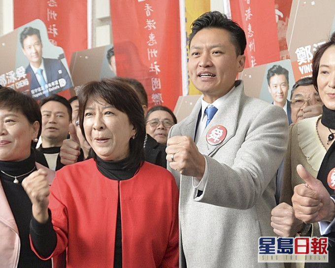 郑泳舜(右)立法会补选报名曾获蒋丽芸撑场地(左)。资料图片