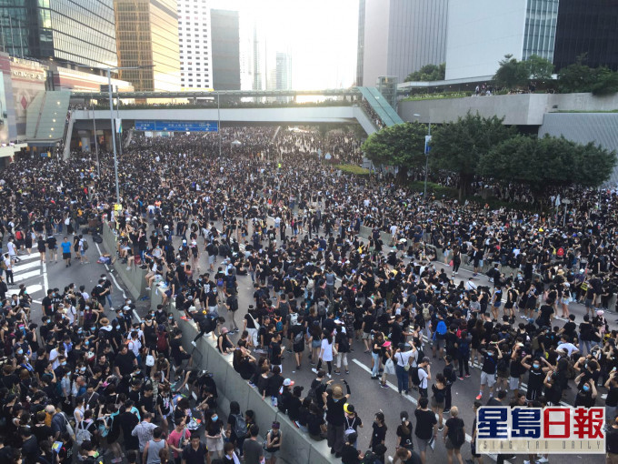 大批身穿黑衣示威者傍晚繼續佔據夏愨道。