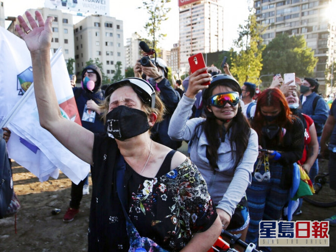 智利周日就是否修改宪法举行公投。AP图片