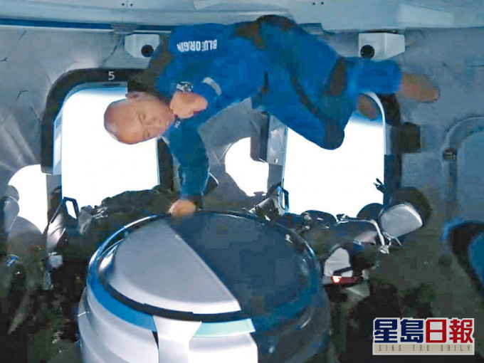 貝索斯在太空體驗無重力狀態。