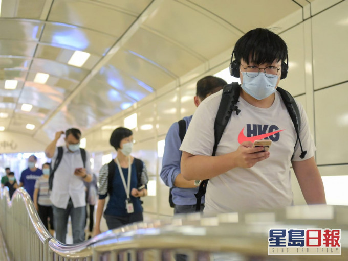 室内公众场所明起需强制戴口罩。