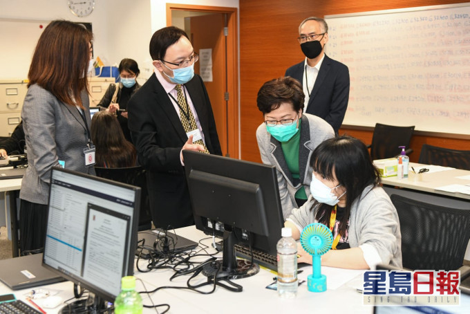 林鄭月娥(右二)到訪在北角政府合署新設立的家居檢疫控制中心視察。政府新聞處圖片