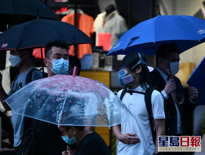天文台预料本港地区今日大致多云,间中有雨及几阵狂风雷暴。