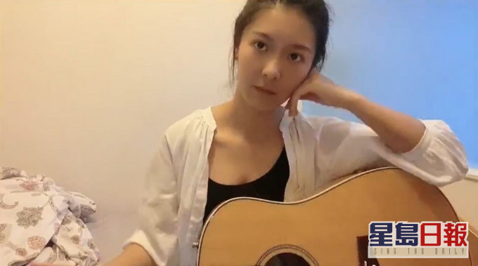 余香凝除了是发起人外 ,更负责弹结他。