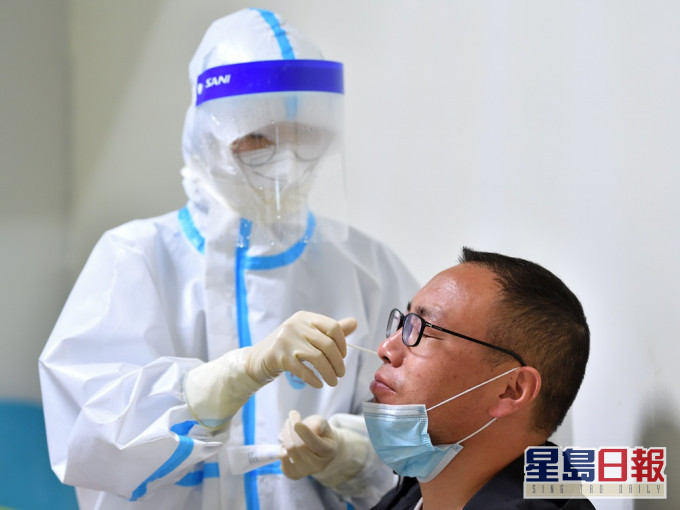 下月起由香港入境廣東需持有鼻咽拭子或鼻腔咽喉合併拭子的檢測報告。新華社圖片