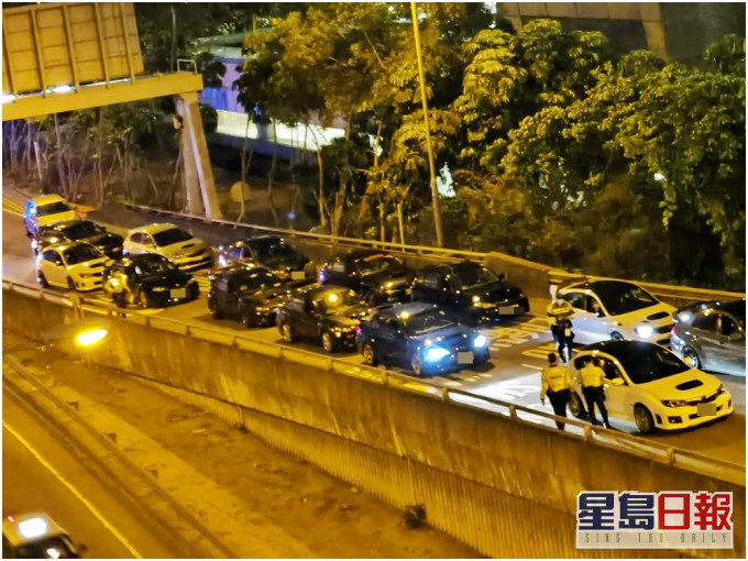 警員截停一批私家車。