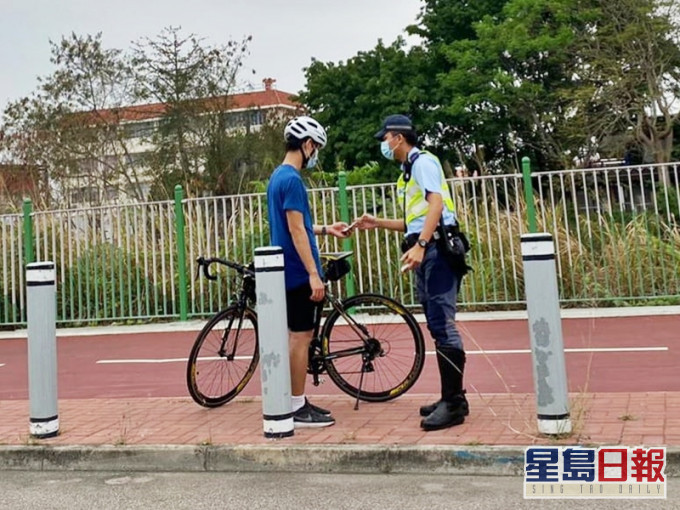 警方在元朗區多個單車交通意外黑點進行執法行動,共發出62張傳票。警方圖片