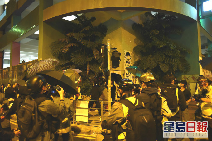 將軍澳2月8日有示威者與警方衝突。資料圖片