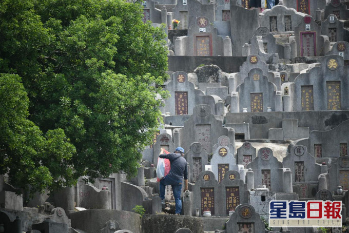 今日是清明節。天文台預測本港地區今日部分時間天色明朗,最高氣溫約28度。資料圖片