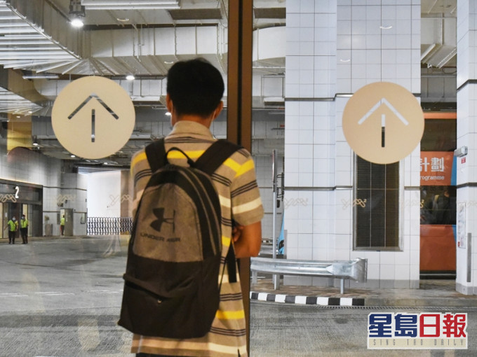 市建局指,裕民坊公共運輸交匯處候車區曾出現10次門開關不正常情況。資料圖片