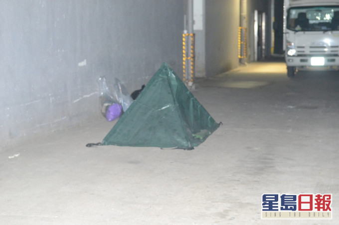警用帐篷遮盖尸体。