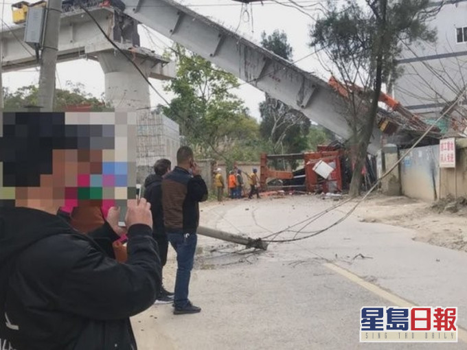 福州一在建橋樑發生梁體倒塌,致2死4傷。(網圖)