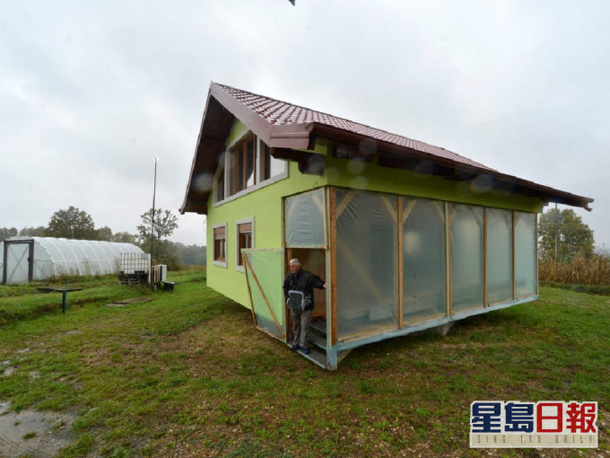波斯尼亞老翁打造的「旋轉屋」。 (網上圖片)