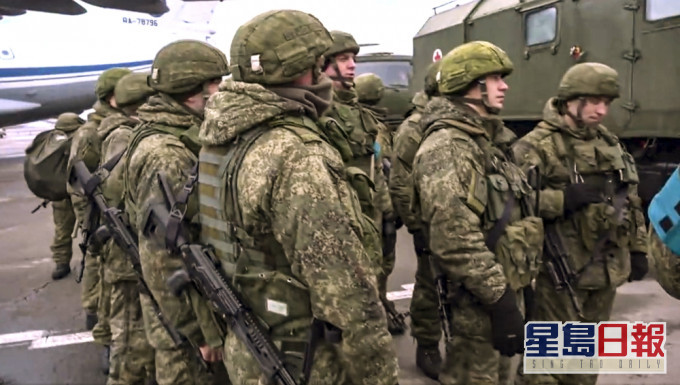 俄罗斯在其与乌克兰边境周边集结十万人的部队，令紧张局势在短时间内急速升温。AP图片