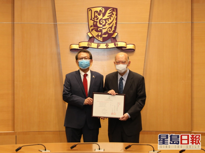 中大校長段崇智(左)頒授榮譽教授聘書予馬道立(右)。