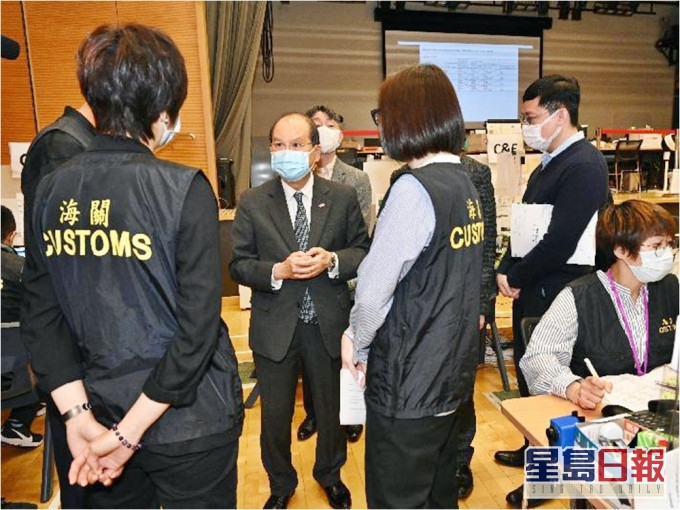 張建宗今日到追蹤辦視察,感謝所有工作人員不辭勞苦工作。