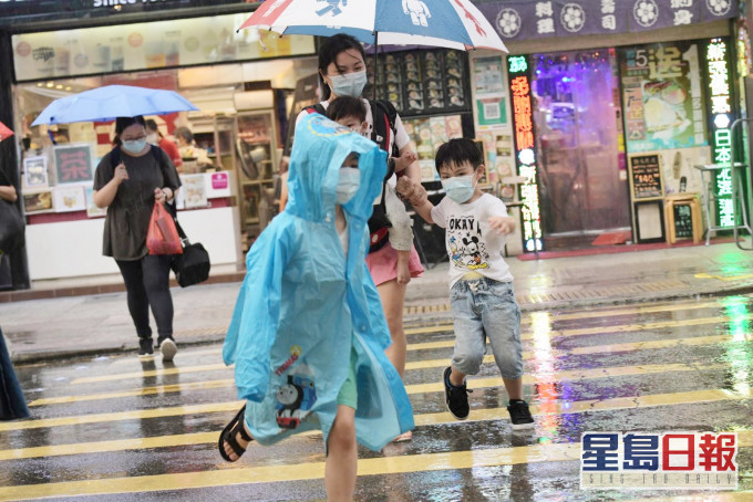 預測大致多雲,間中有狂風驟雨,雨勢有時頗大及有雷暴。