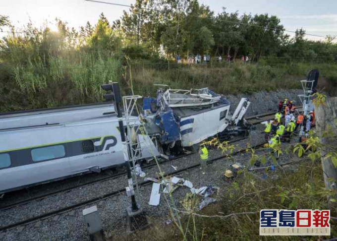 有數個車卡出軌。AP