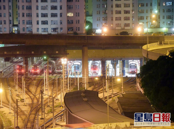 港铁一辆列车周四在驶离九龙湾车厂时冲灯。资料图片