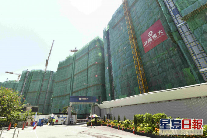 恒大售楼处实施人流管制措施,限2人一组参观,当中包括珺珑湾。