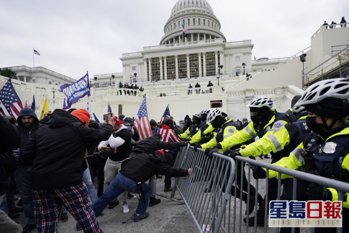 特朗普的一群支持者1月6日衝擊國會大廈，造成5人死亡。AP資料圖片