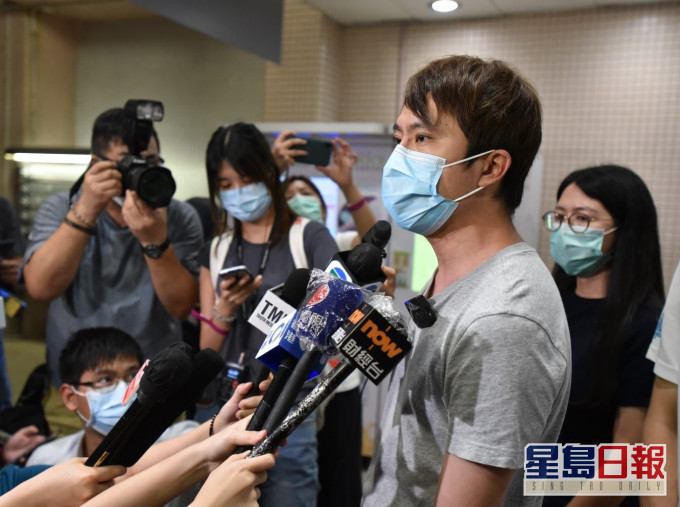 邝俊宇晚上离开伊利沙伯医院,指目前获警方无条件释放。